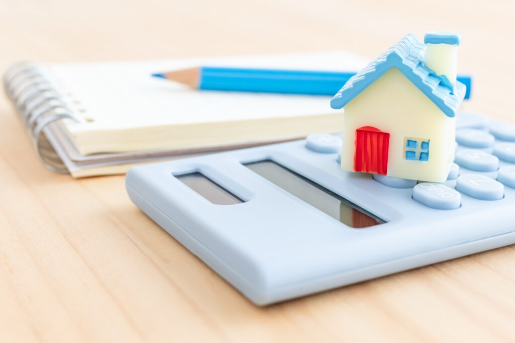 電卓の上に住宅模型