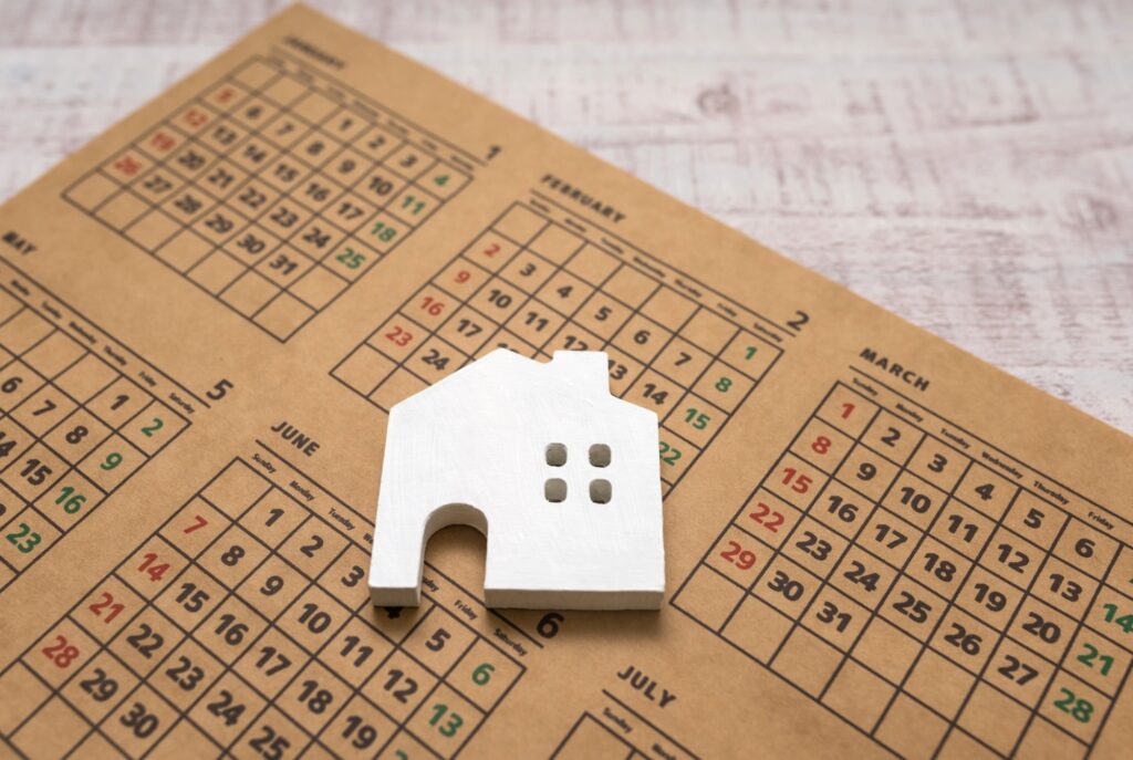 カレンダーの上に白い家型のブロック