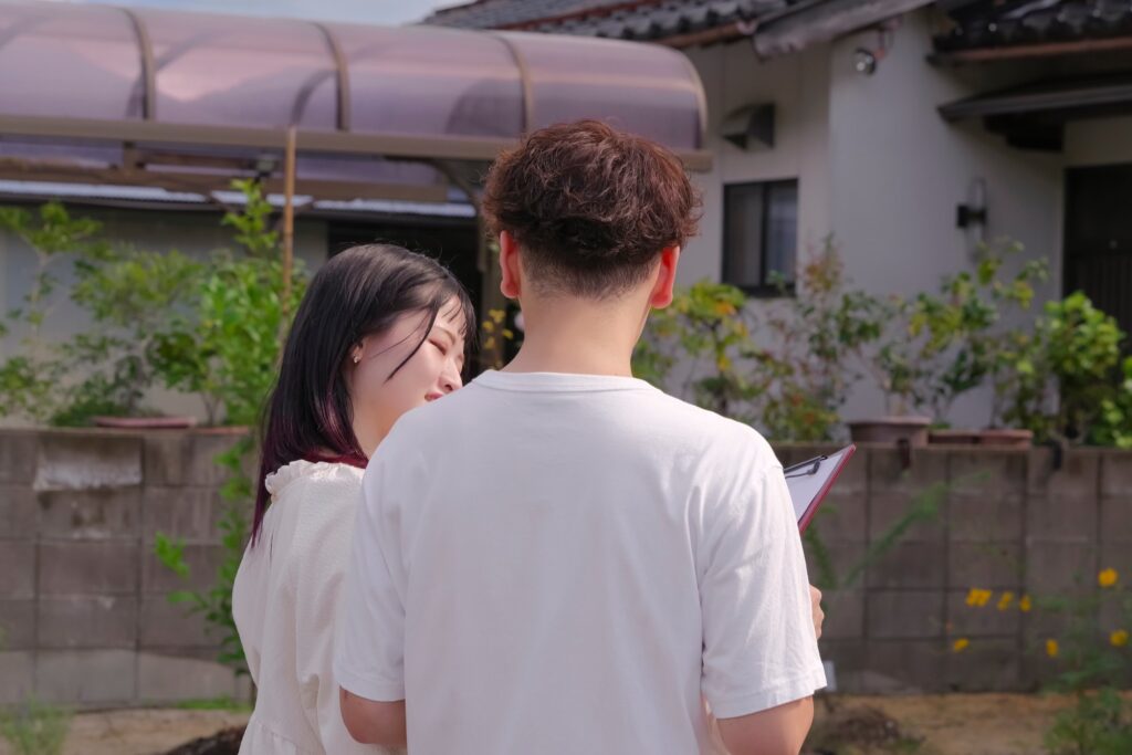 注文住宅用の土地探しをする若い夫婦