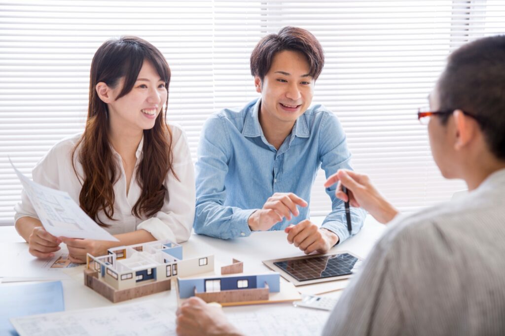 設計担当に家づくりの相談をする若い夫婦