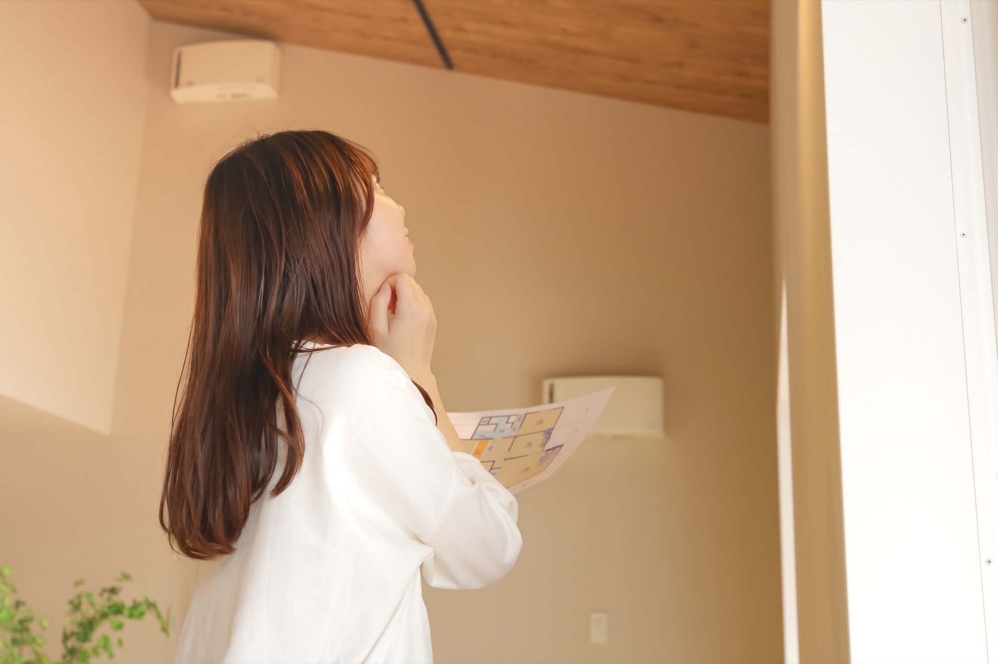 モデルハウスを内見する女性