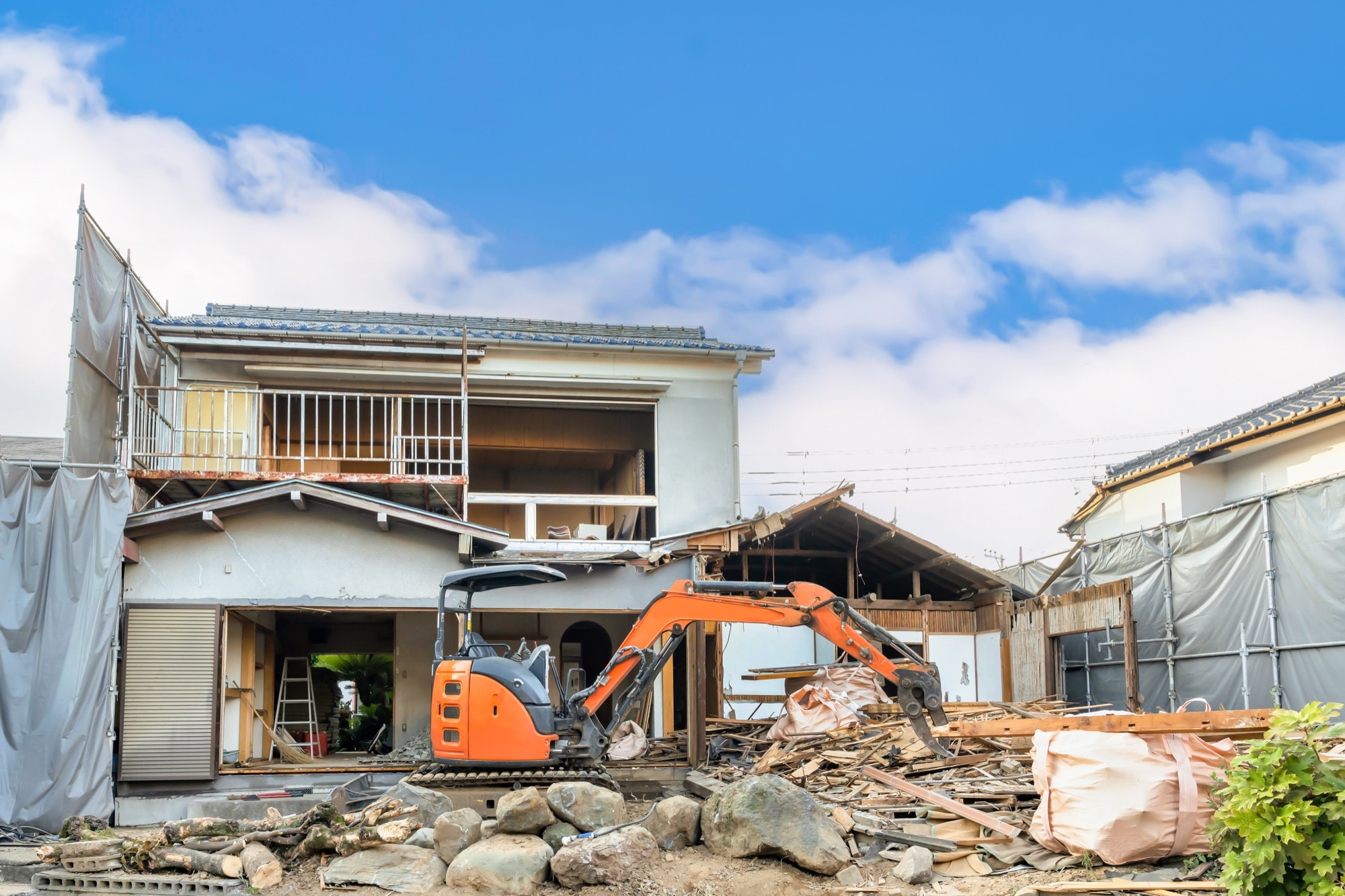 建て替えのイメージ（古い戸建て住宅の解体）