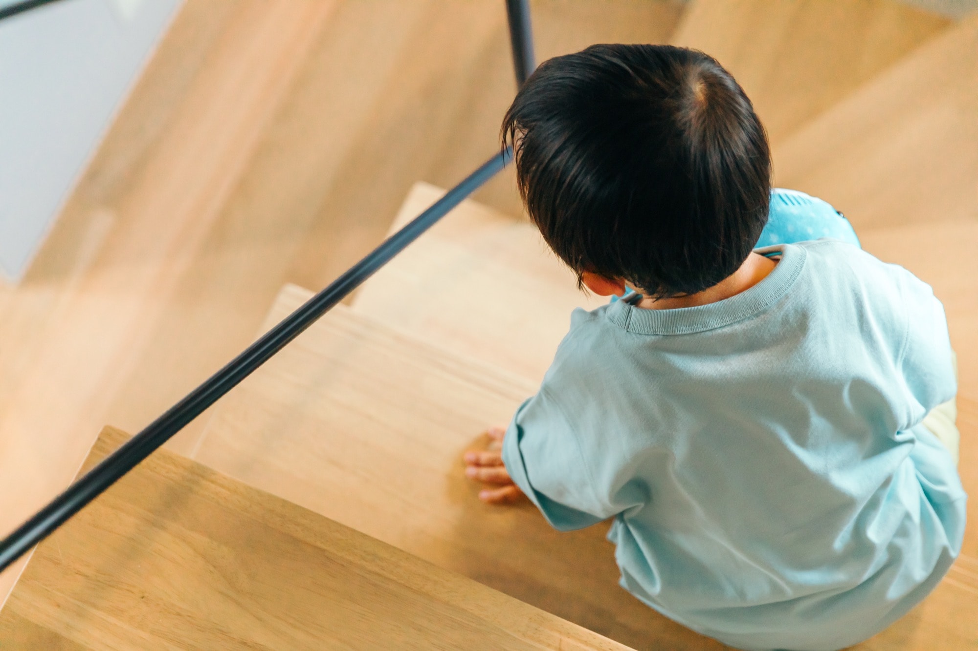 スキップフロアの階段を下りる子ども